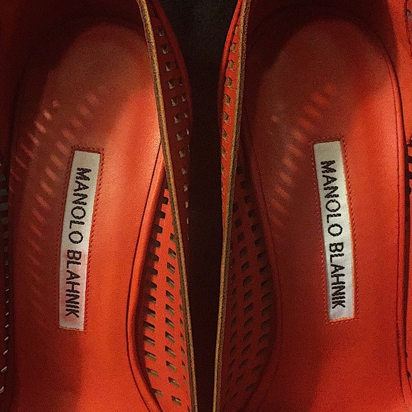 👠💥HOST PICK💥MANOLO BLAHNIK - LEATHER CUTOUT ACCENT PUMPS - Picture 6 of 13